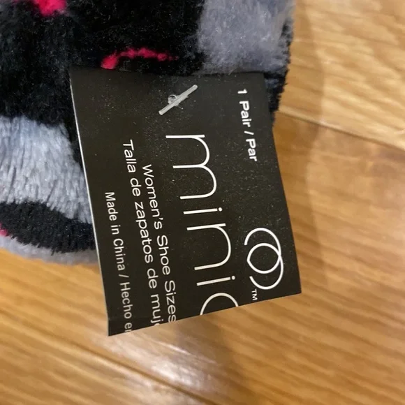 NWT. Womens slippers. Never worn. Size 6-8. - Picture 3 of 6